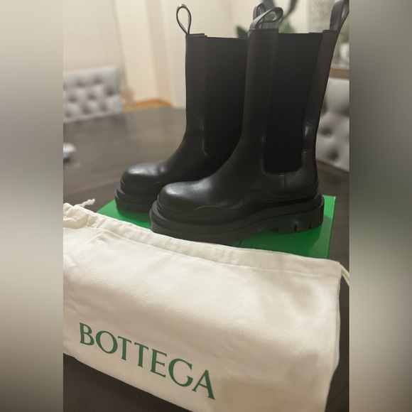 Bottega Veneta Chelsea Tire Boot. Color: Black/Black. Size: 39 - Picture 1 of 8